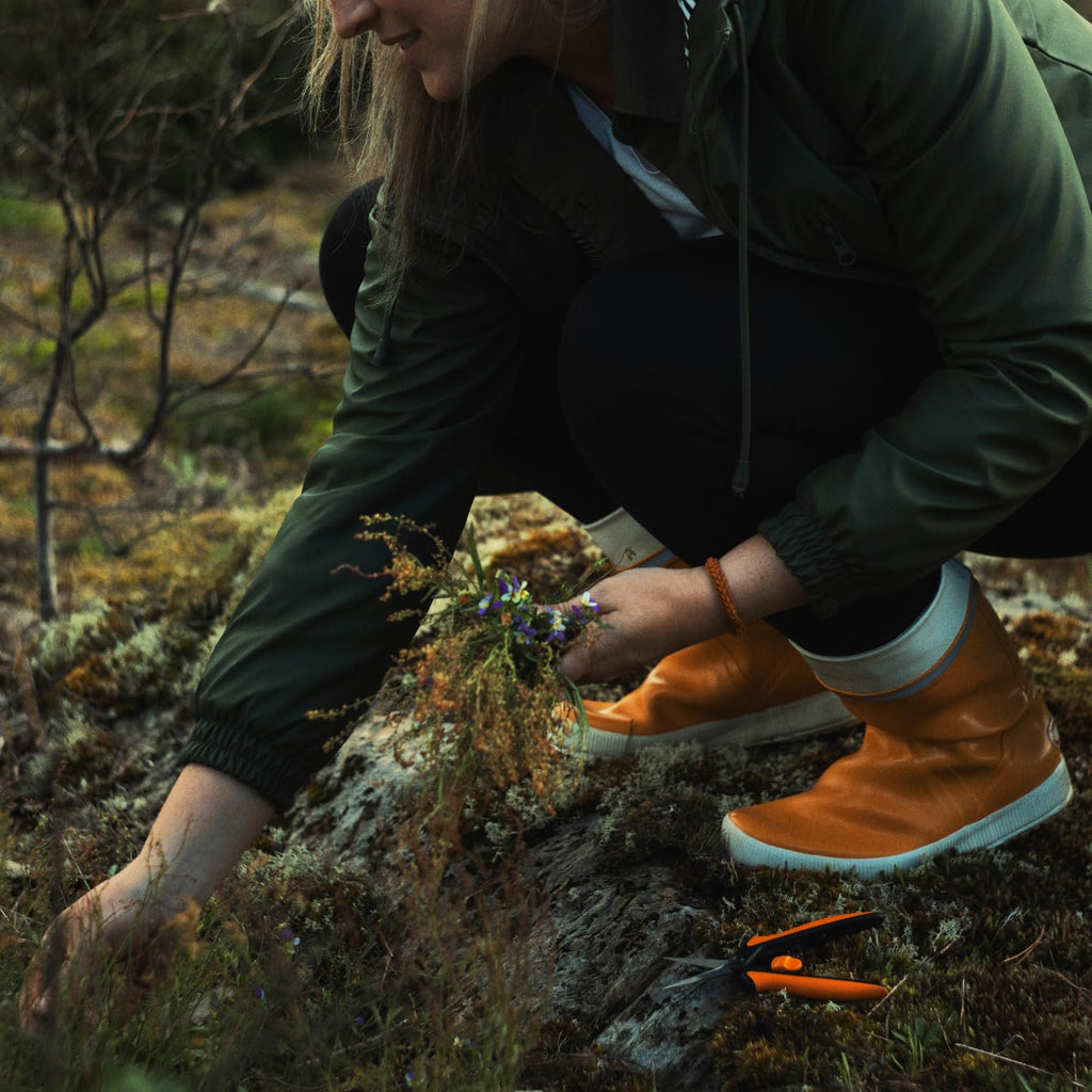 Fiskars 6" Non-Stick Pruning Snips, Resin-Resistant Garden Scissors