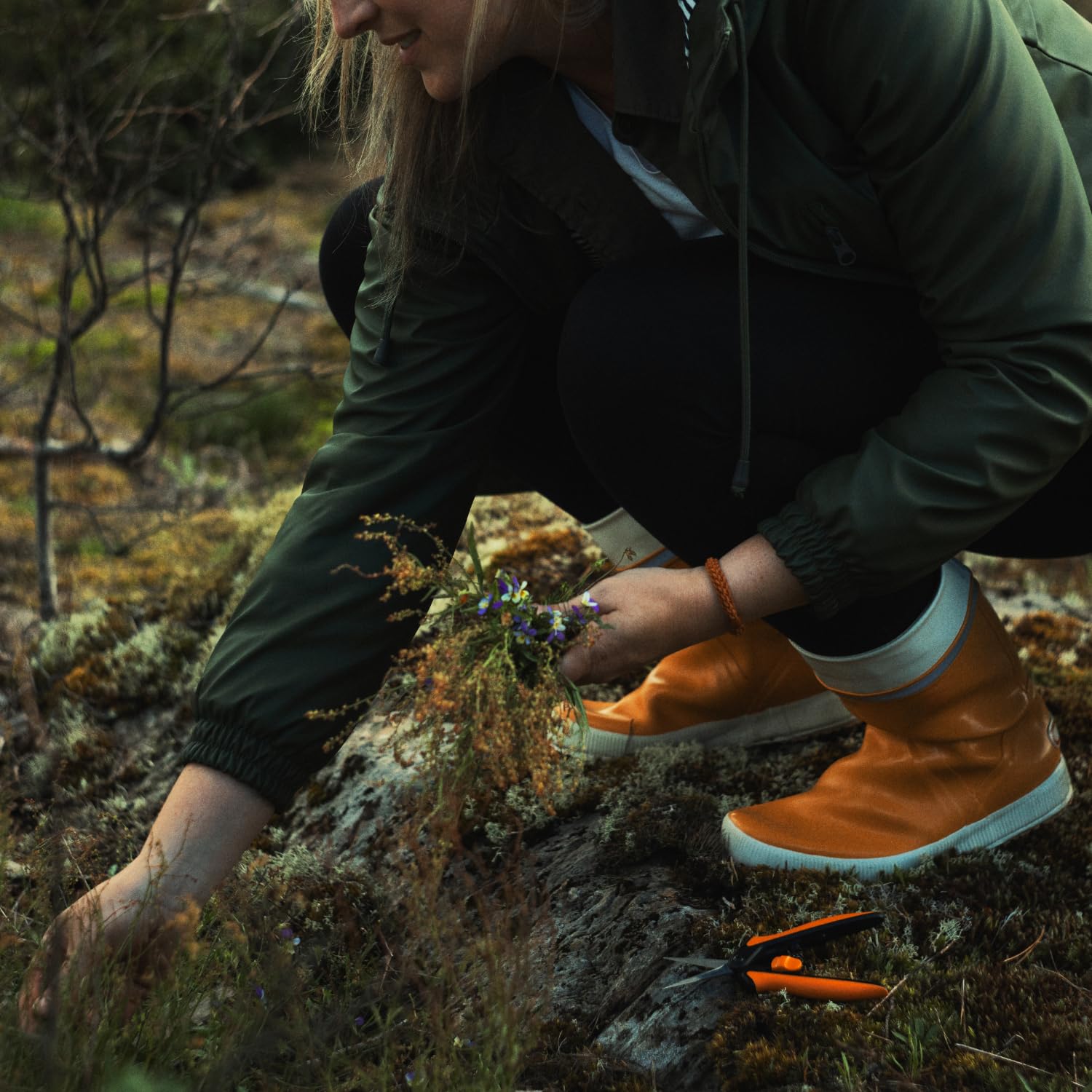 Fiskars 6" Non-Stick Pruning Snips, Resin-Resistant Garden Scissors